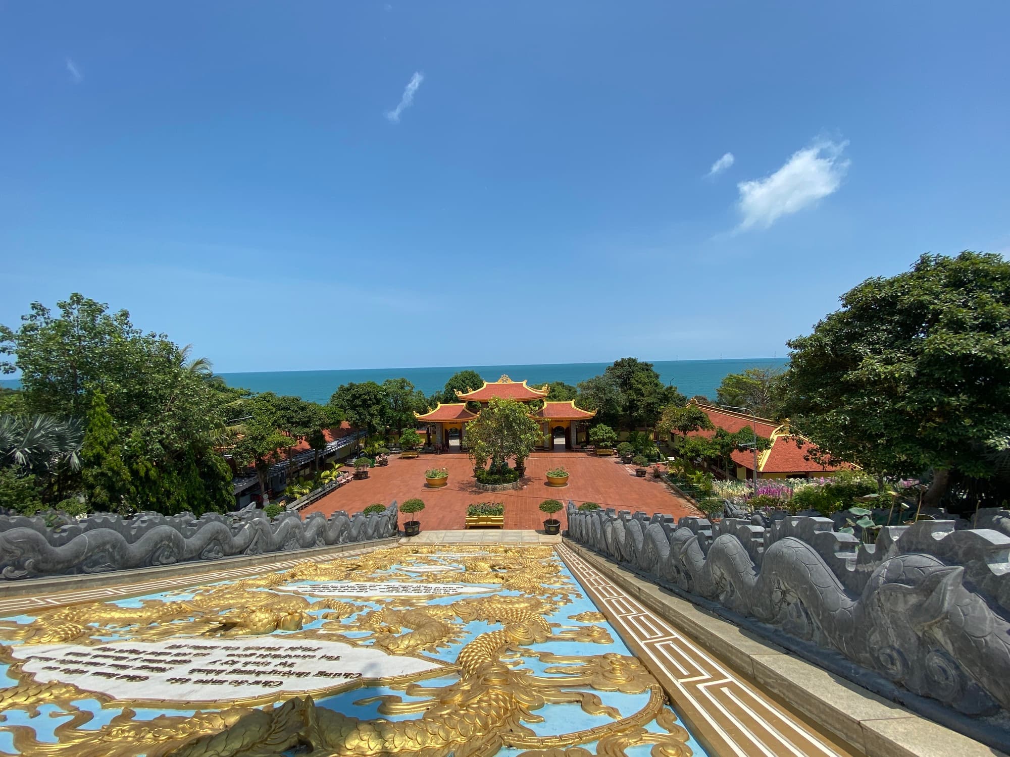 푸꾸옥 호국사: 관광 포인트와 방문 팁 알아보기