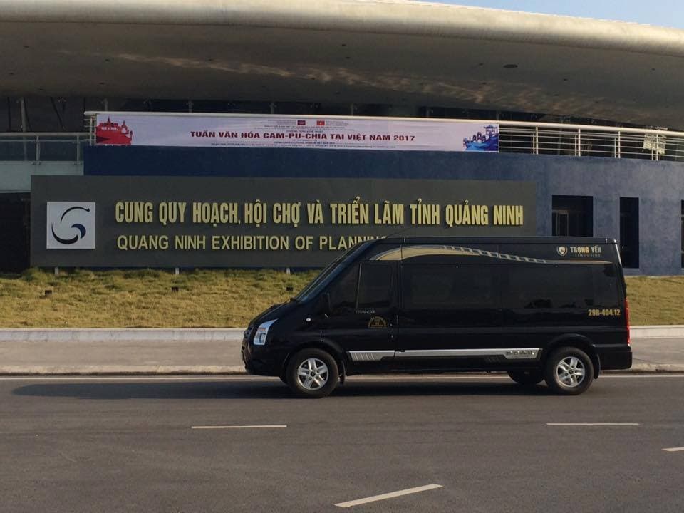하노이에서 하롱베이까지 이동하는 리무진 밴의 사진