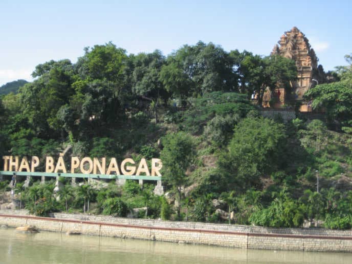 포나가르 사원 : 8세기에 건축된 참파 왕국의 유적