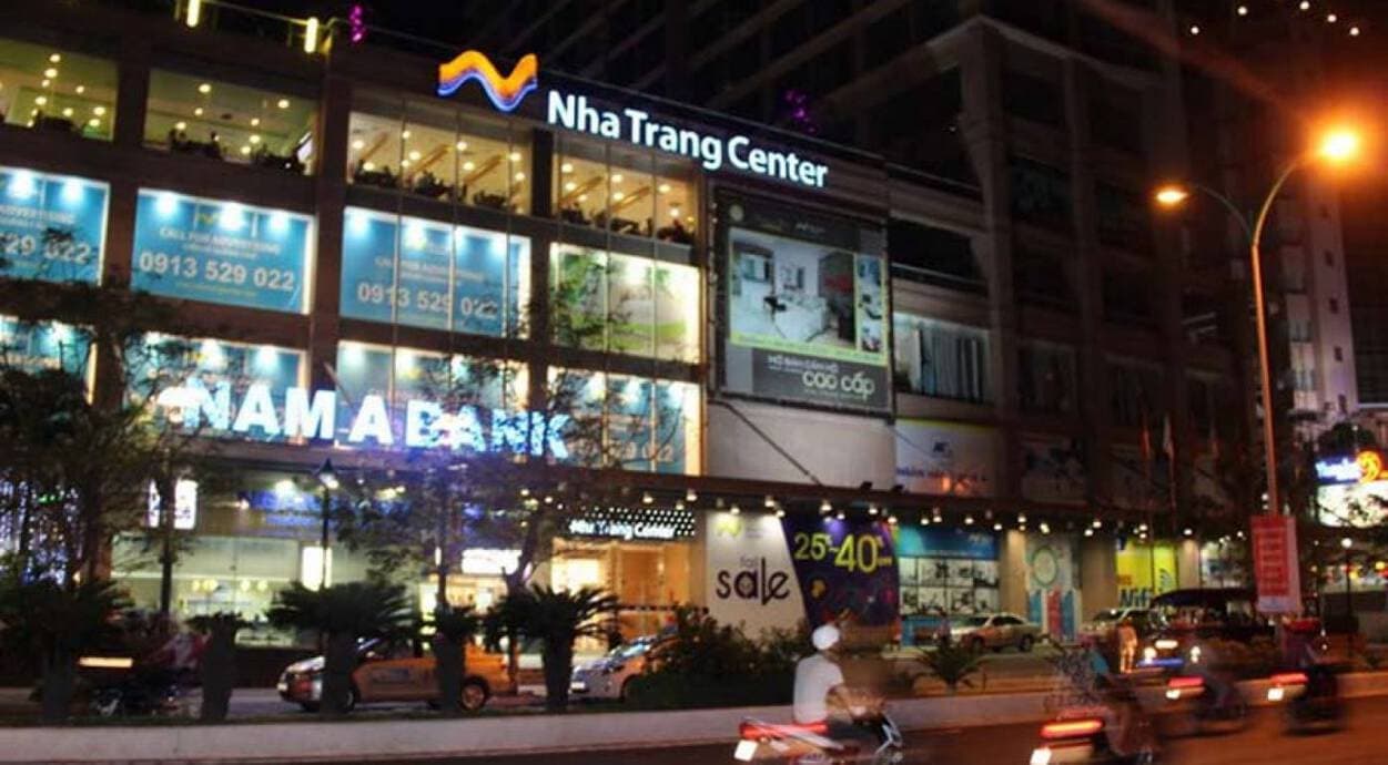 나트랑 센터의 정면 모습을 촬영한 사진