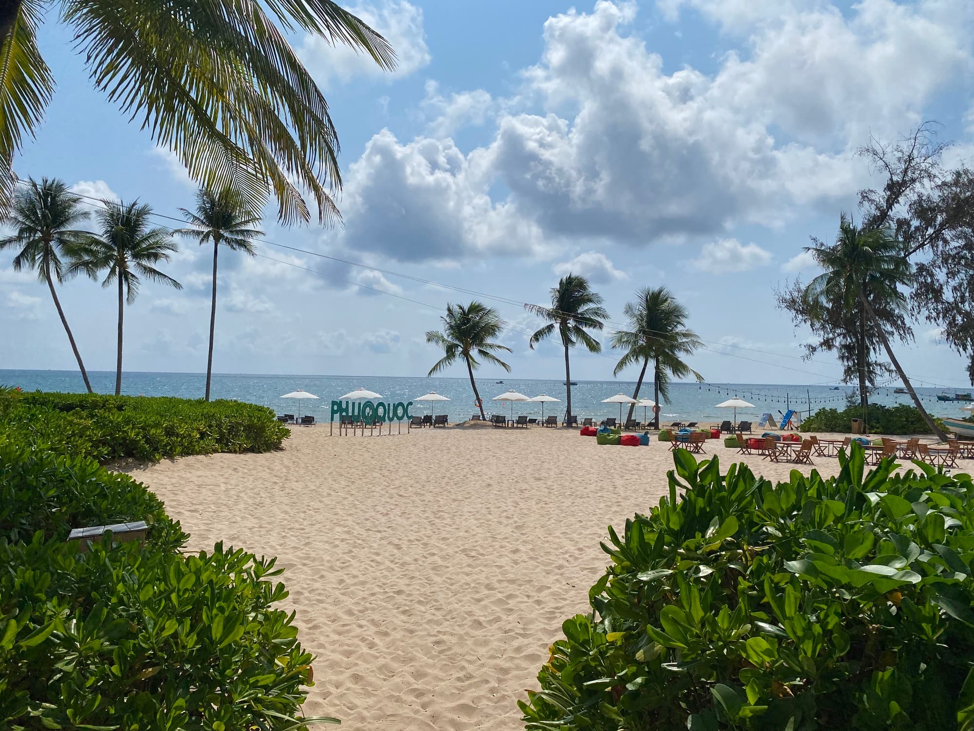 푸꾸옥 세일링클럽과 이어진 해변의 사진