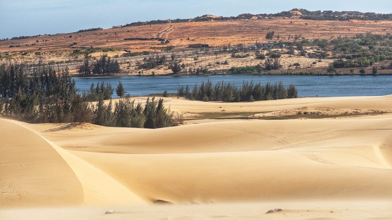 무이네의 건조한 날씨로 인해 형성된 사막의 사진