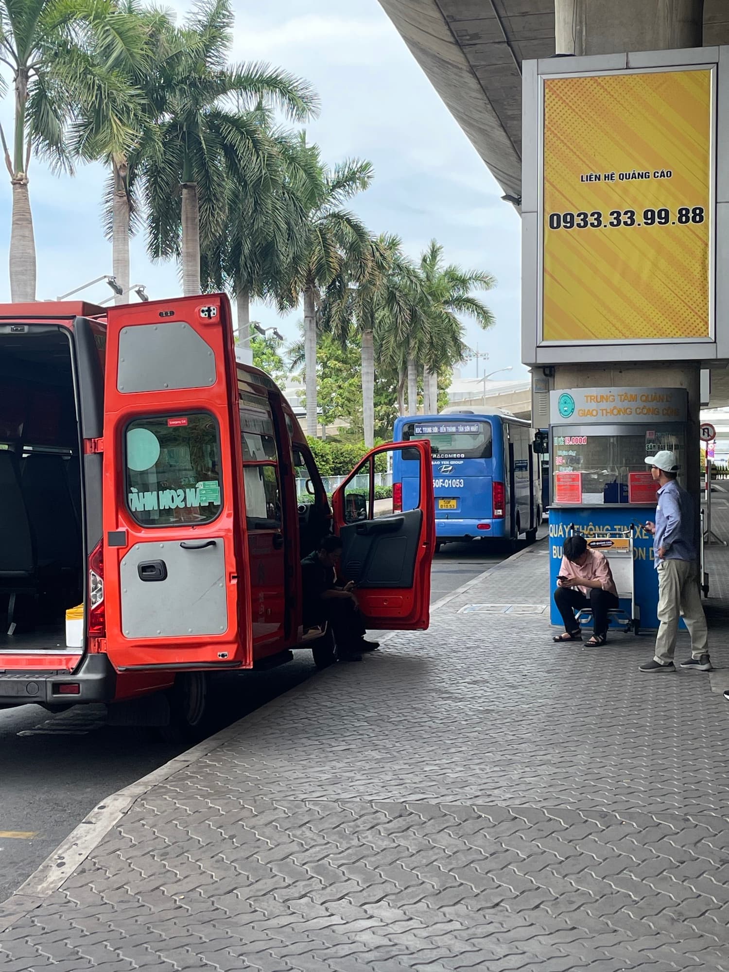 호치민 공항의 109번 버스를 촬영한 사진