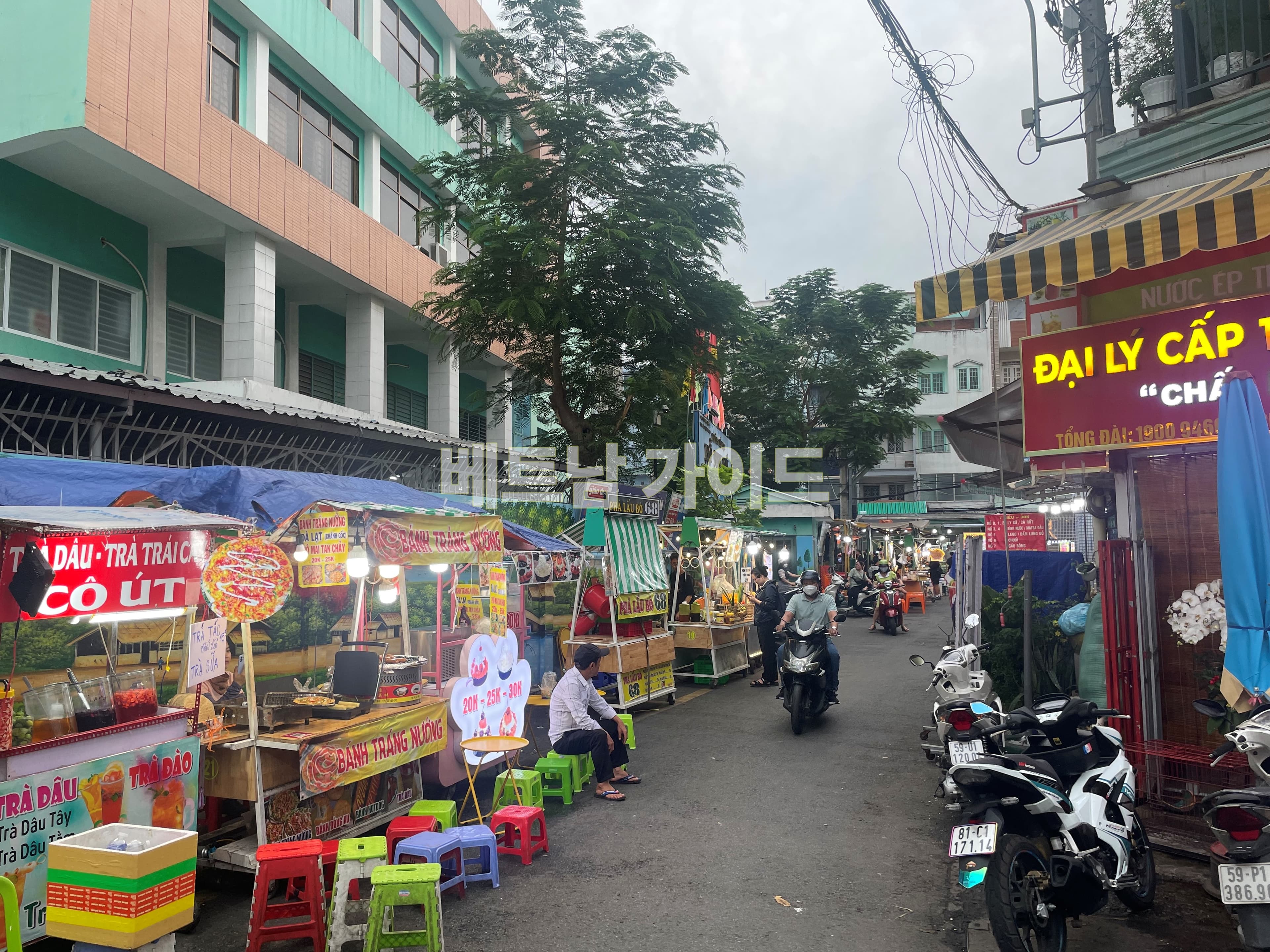 호티키 야시장에서 길거리 음식을 판매하는 매대를 촬영한 이미지