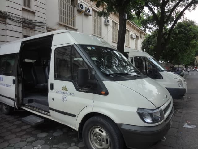 시내와 공항을 오고가는 미니버스들