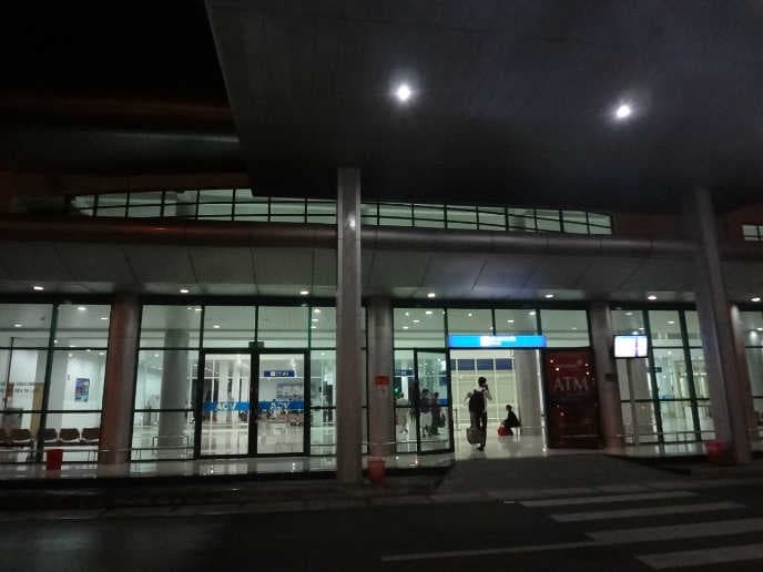 후에 공항 정문