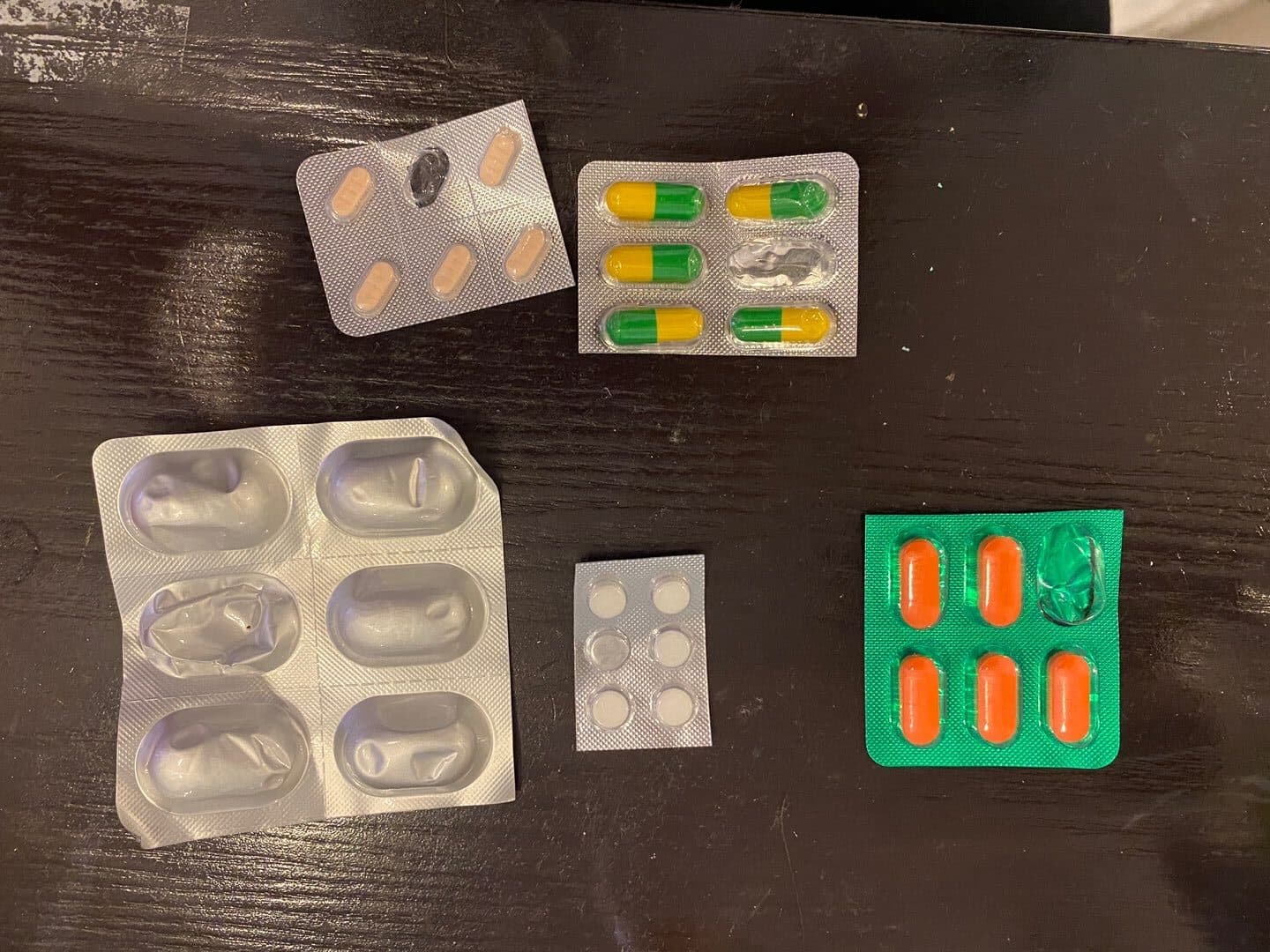 베트남 여행 시 구입한 감기약을 촬영한 사진