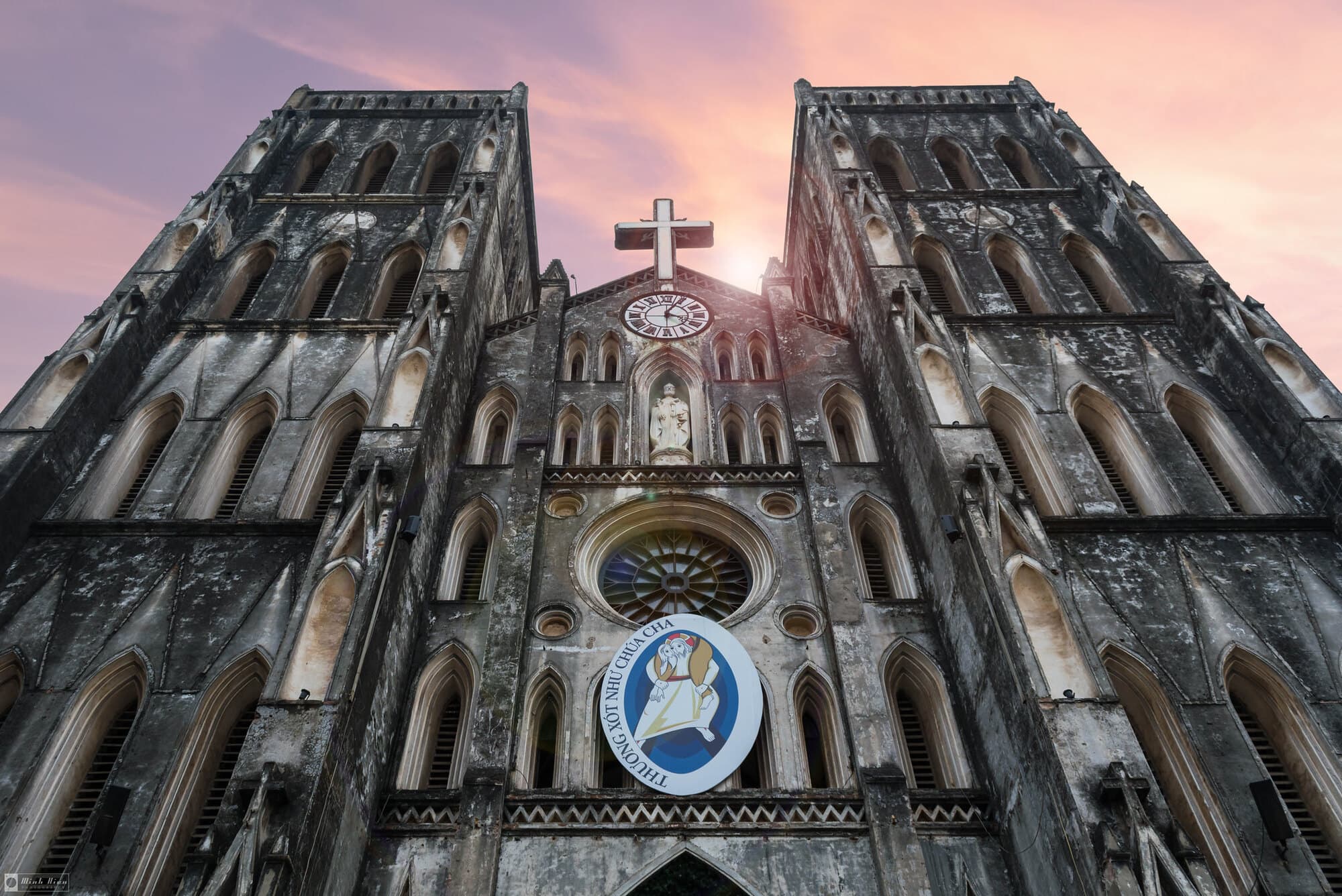 하노이 성요셉성당의 정면 사진