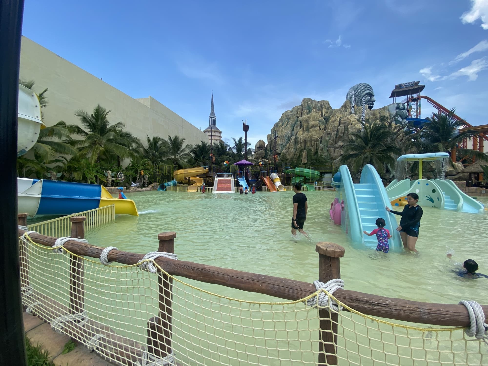 빈원더스의 워터파크에서 물놀이를 즐기는 사람들을 촬영한 사진