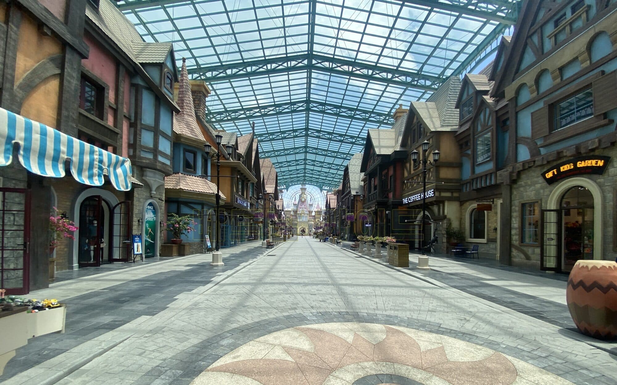 푸꾸옥 빈펄랜드의 정문을 통과 후 촬영한 사진