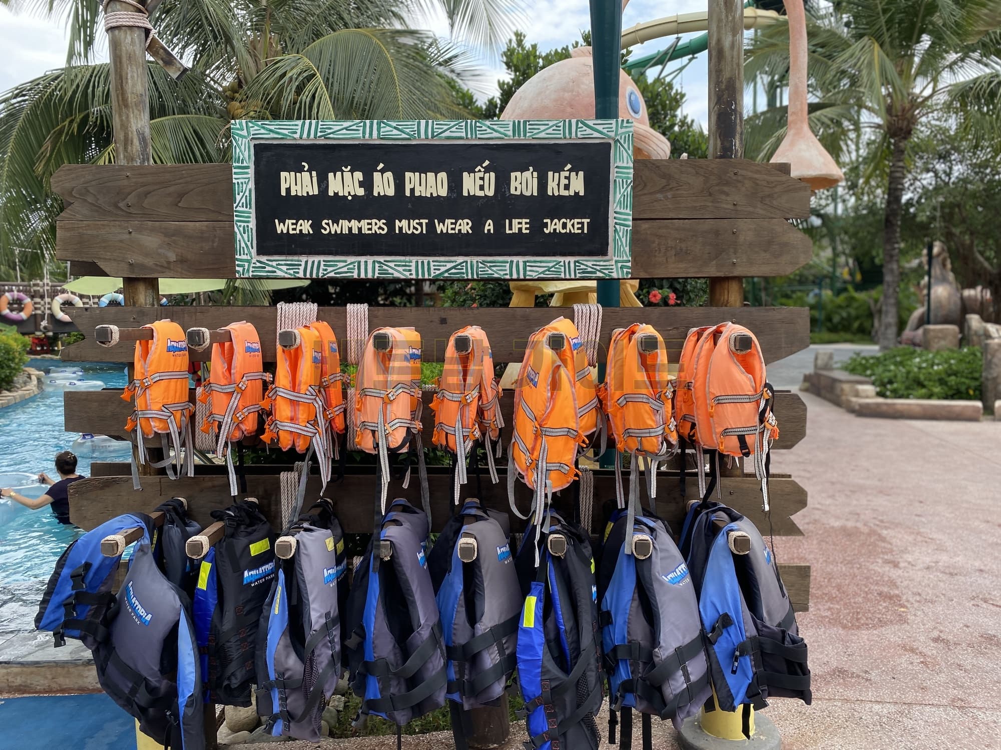 혼똔섬 아쿠아토피아의 구명조끼 사진
