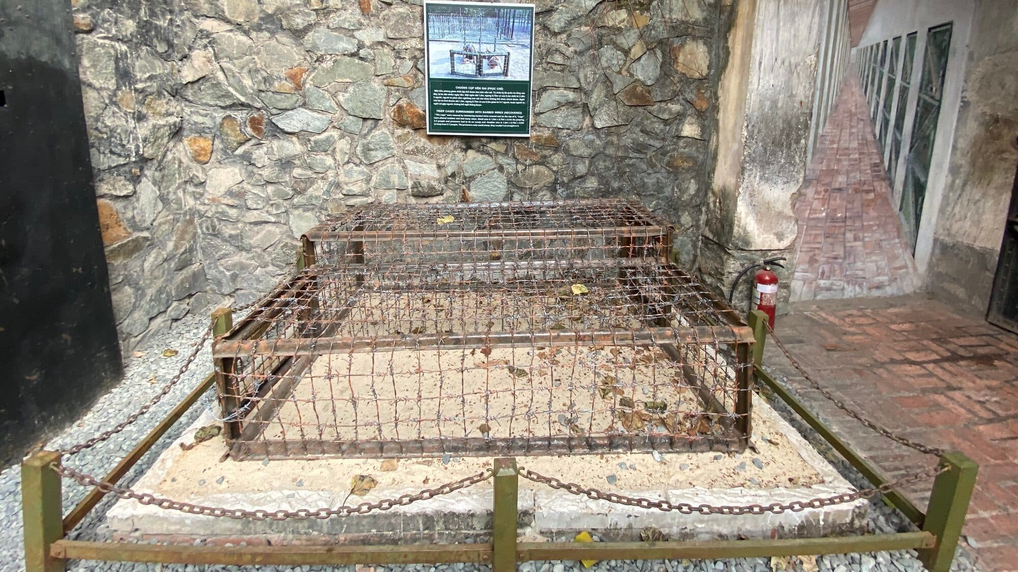 호치민 전쟁박물관에 전시 중인 타이거 케이지의 사진