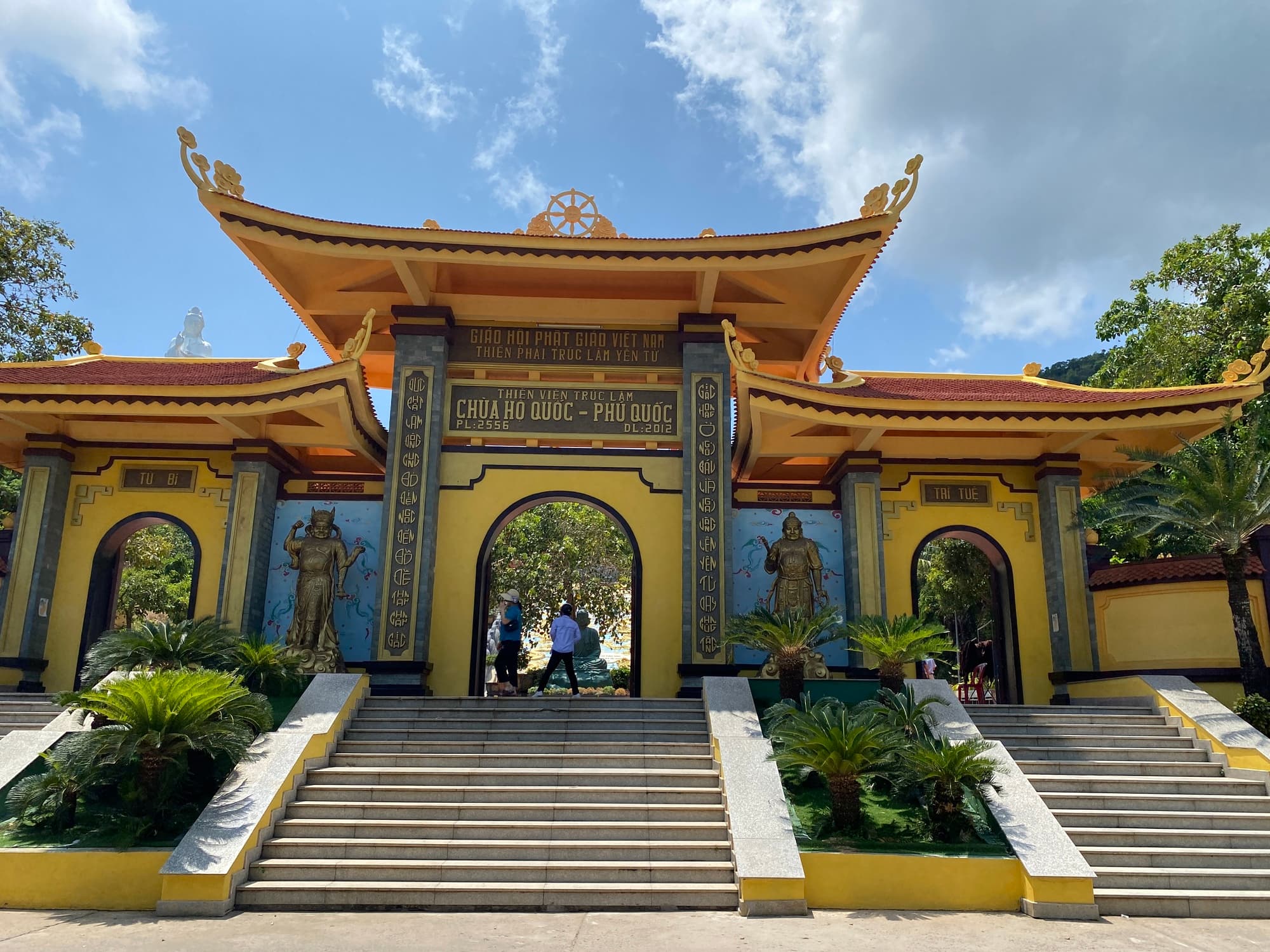 푸꾸옥 호국사의 정문 사진