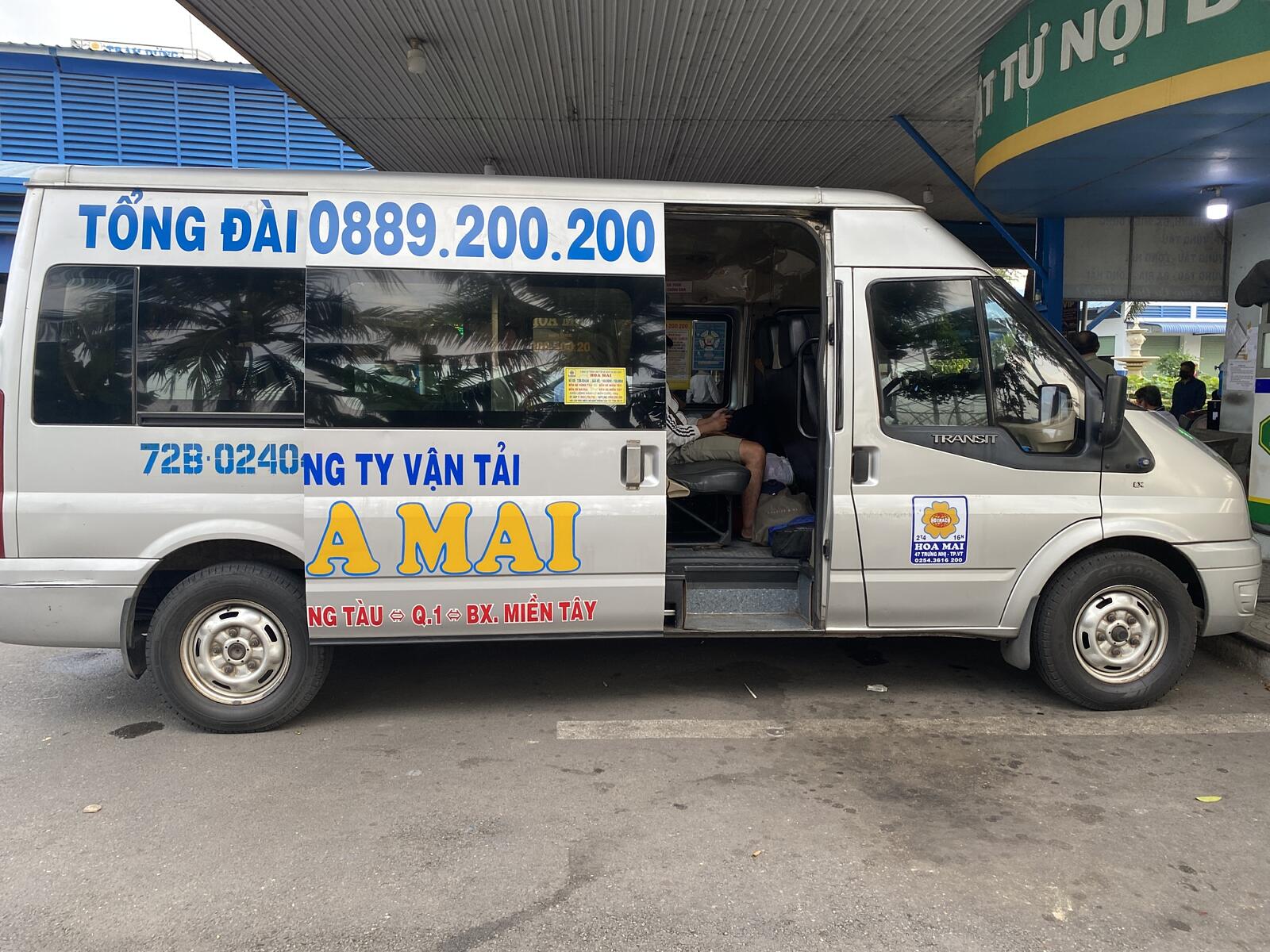 A photo of a limousine van operating between Ho Chi Minh and Vung Tau