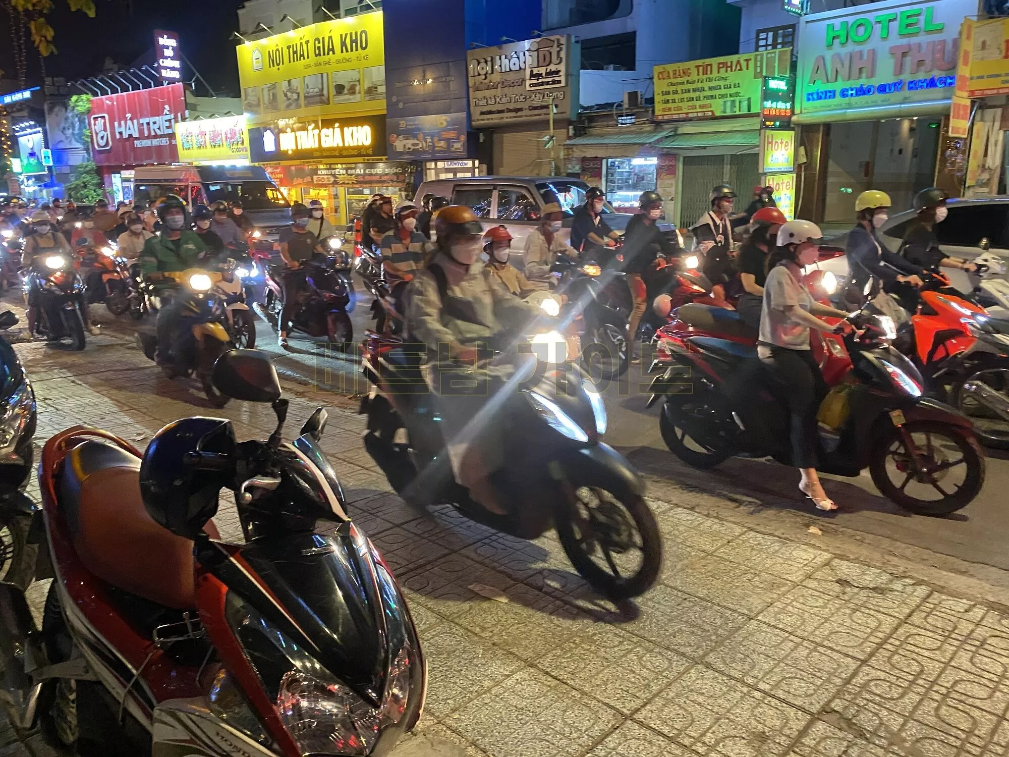 도로를 가득 매운 오토바이들