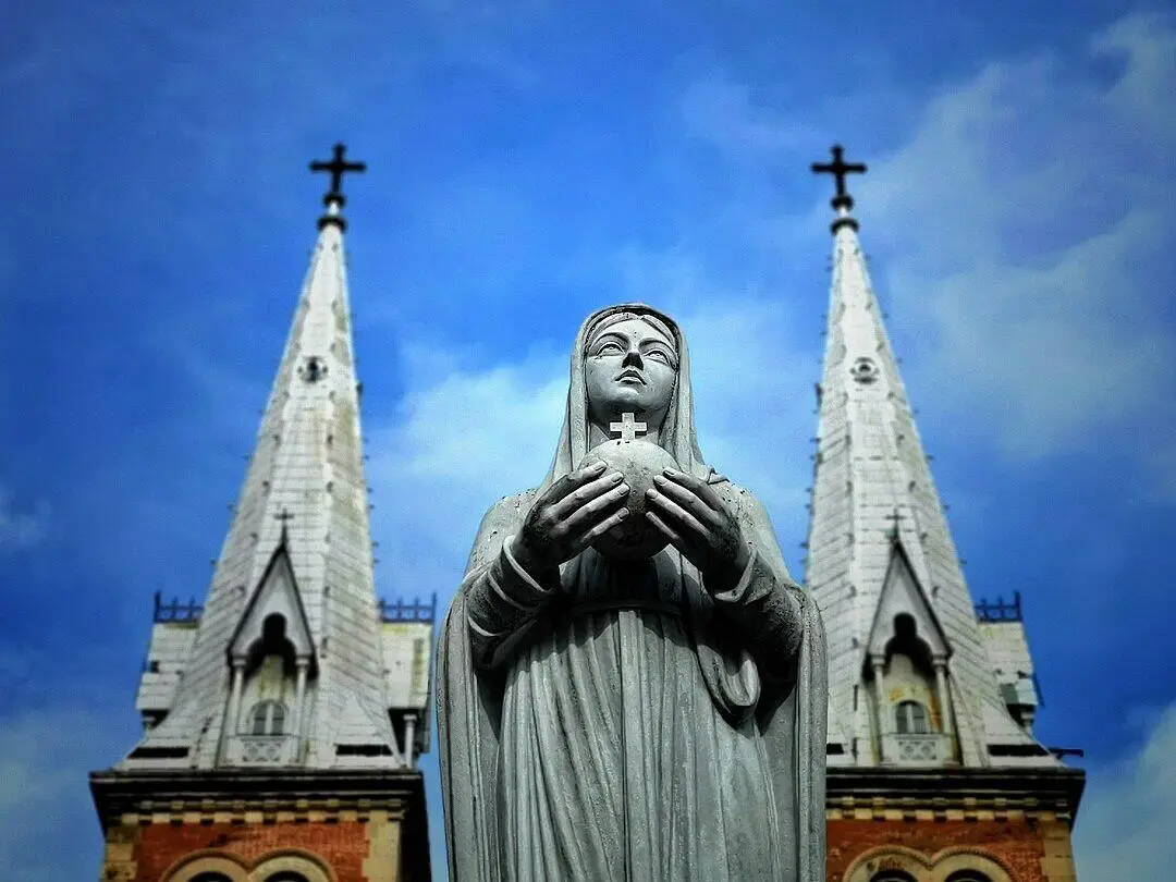 ホーチミン ノートルダム大聖堂前 聖母マリア像