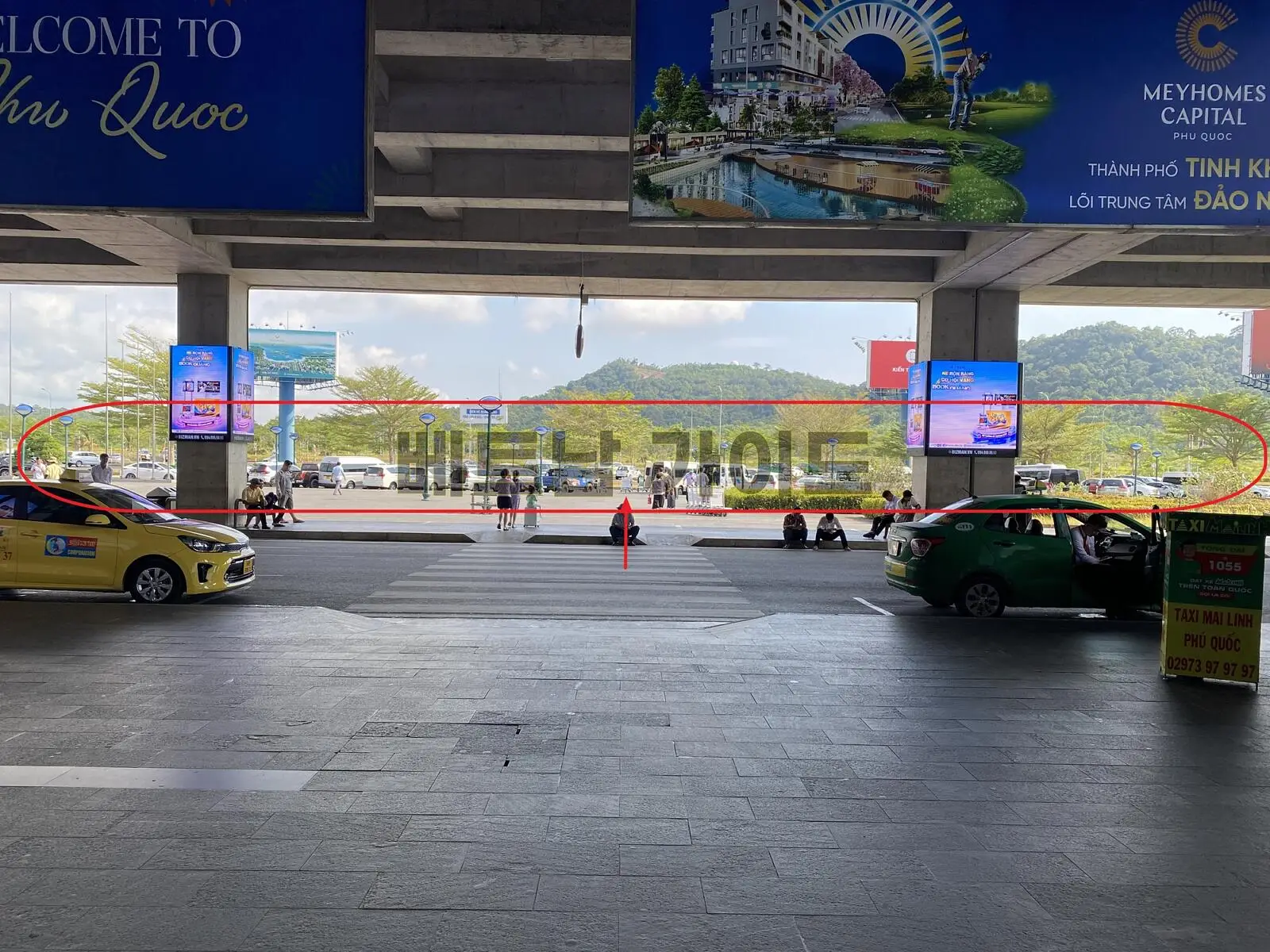 Photo of the parking lot at Phu Quoc Airport